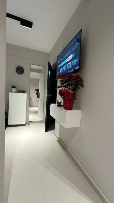 Host Apartament Elio Tirana Exterior foto